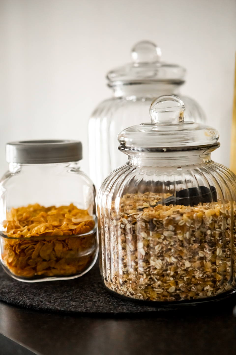 Två behållare med müsli och corn flakes.